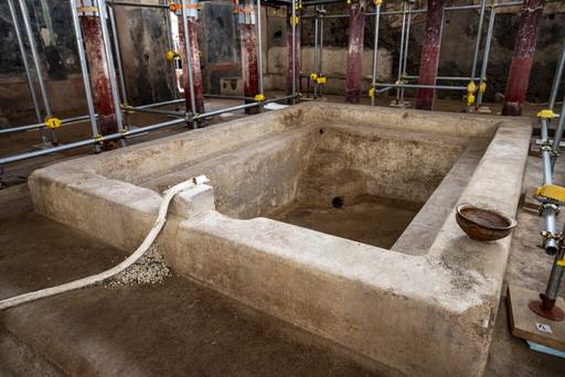 cold pool with lead waterpipe (photo archaeological parc Pompeii)